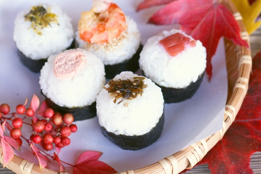 おにぎりラップ包み方かわいい食べやすい超簡単 100均や海苔の巻き方のコツ 今日の検索ちゃん